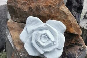 &quot;Una rosa blanca&quot; opera in marmo di Carrara realizzata da Clara Mallegni sarà posata nei giardini dell&#039;ambasciata di Cuba a Roma
