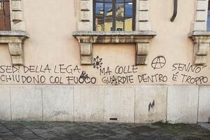 Priorità diverse sulla rimozione delle scritte ingiuriose sui muri: la richiesta di Nicola Pieruccini della Lega