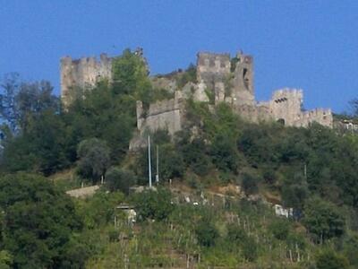 Riprendere il progetto di recupero del Castello di Moneta: l&#039;appello di Italia Nostra sezione Apuo-lunense