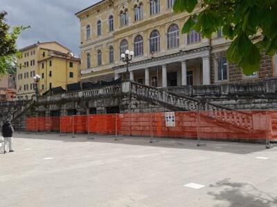 Piazza Gramsci: partiti i lavori di consolidamento e restauro della balconata e delle scalinate
