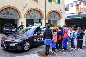 Una giornata di scuola nella caserma dei carabinieri: porte aperte al comando di Carrara