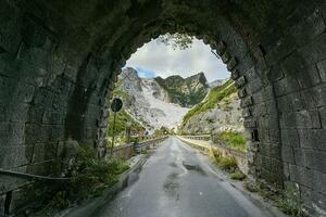 Carrara: divieto di transito lungo la galleria del Crocifisso