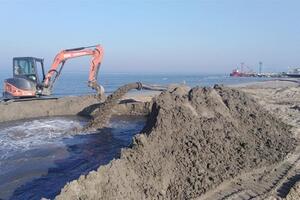 Erosione: balneari massesi uniti davanti all&#039;Autorità Portuale di Viareggio lunedì 22 aprile