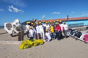 Torna “Spiagge pulite” Legambiente e Liceo artistico puliscono la spiaggia libera del Paradiso