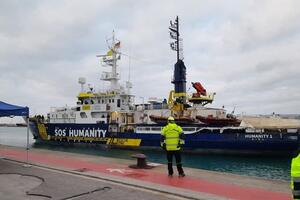 I dubbi della Lega sulla gestione dei migranti affetti da scabbia sbarcati dalla Humanity One nel porto di Marina di Carrara