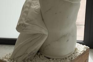 &quot;Si nasce, si ama, si muore&quot;: la scultura di Alessandro Giorgi presentata all&#039;ospedale Apuane