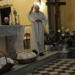 Mons Rossi benedice il pane-min