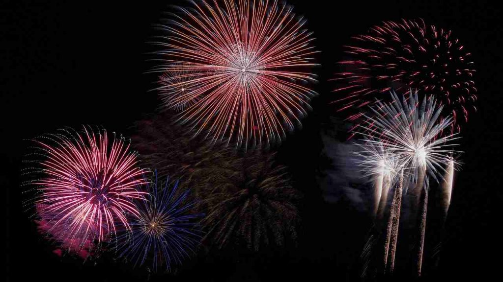 Fuochi artificiali - Lagazzettadimassaecarrara.it