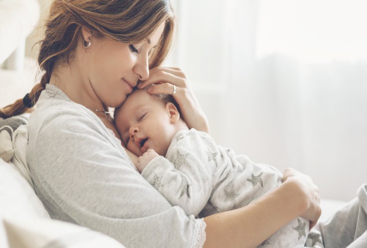 Mamma con neonato