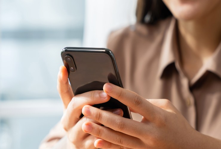 Ragazza al cellulare