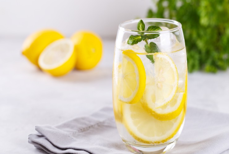 Bicchiere acqua e limone
