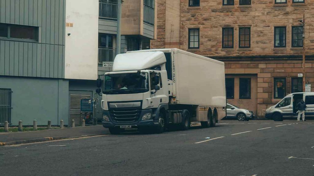 Camion in centro città - Lagazzettadimassaecarrara.it
