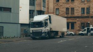Camion in centro città - Lagazzettadimassaecarrara.it