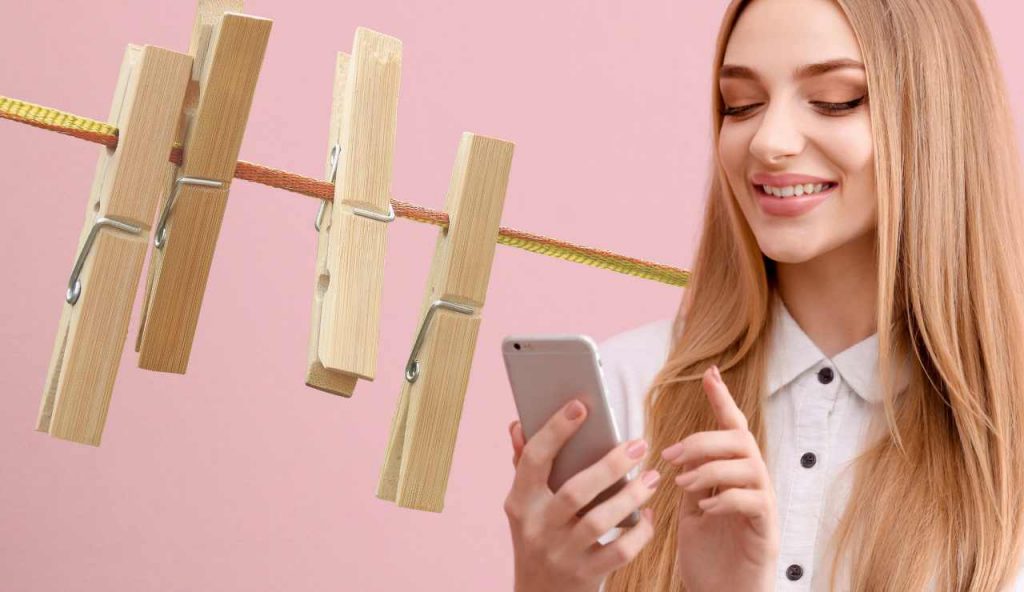 Cellulare e mollette di legno