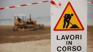 Lavori in spiaggia - Lagazzettadimassaecarrara.it