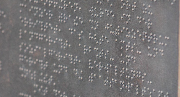 Pannello in braille - Lagazzettadimassaecarrara.it