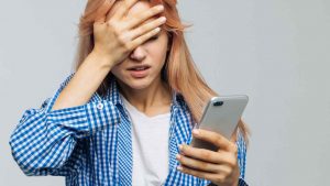 Ragazza al cellulare