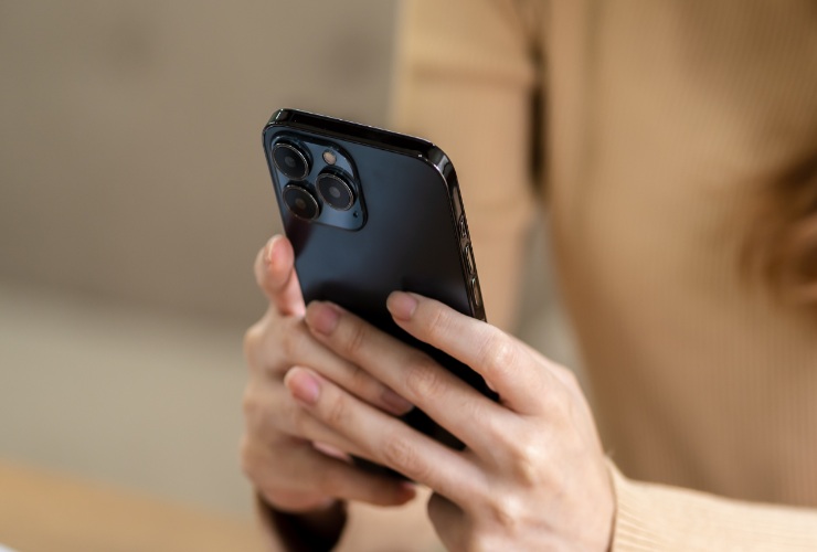 Smartphone in mano