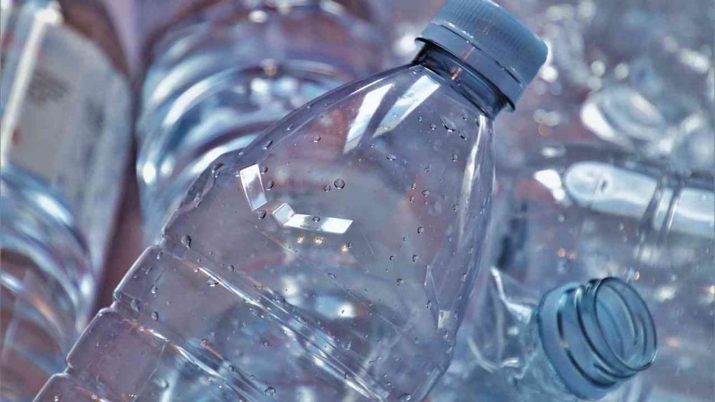bottiglia di plastica e riciclaggio