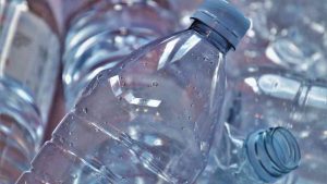bottiglia di plastica e riciclaggio