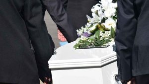 quanto guadagna il becchino