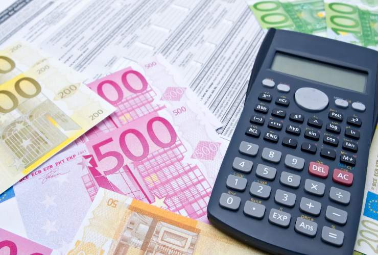 Banconote Euro e calcolatrice