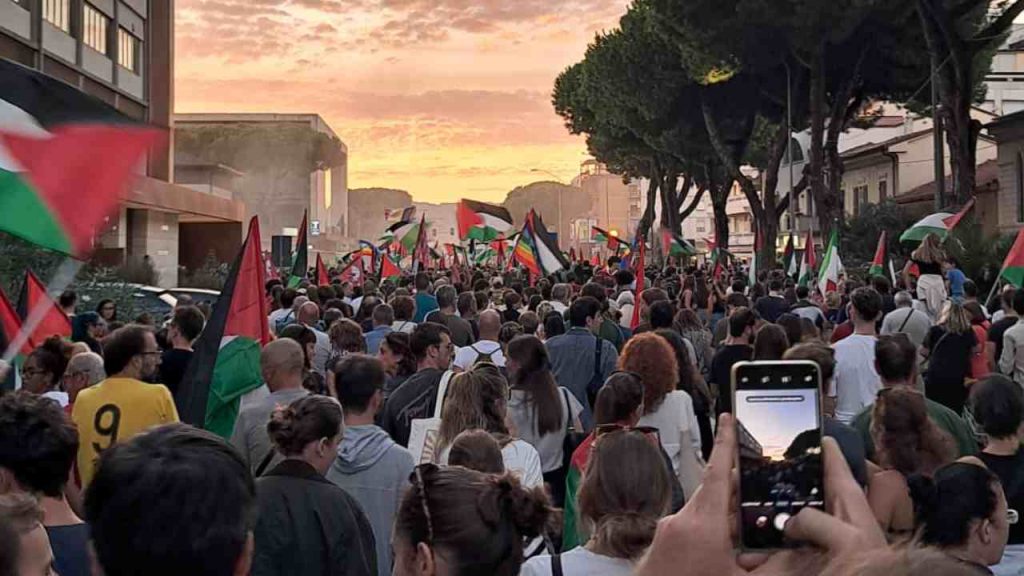 Manifestanti a Marina di Carrara - Lagazzettadimassaecarrara.it